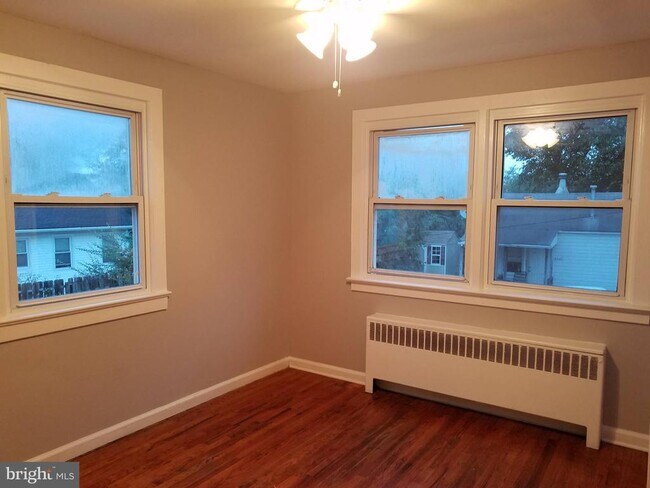 Building Photo - 7 E Main St