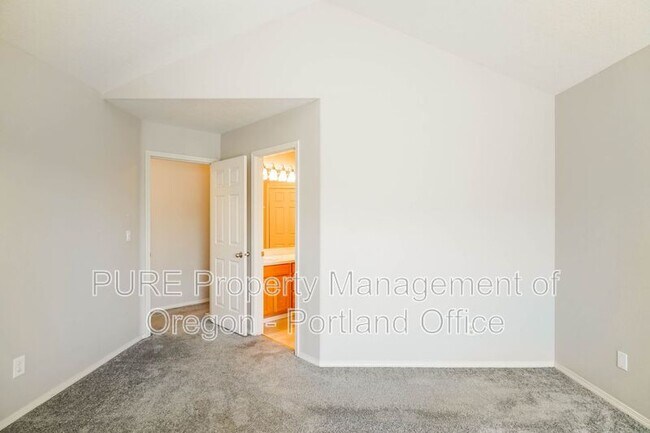 Building Photo - 1434 NE Birkshire Ct