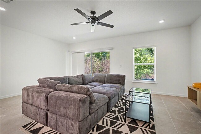 Building Photo - Refined Living at Its Finest | Renovated 3BR Townhome in Jacksonville