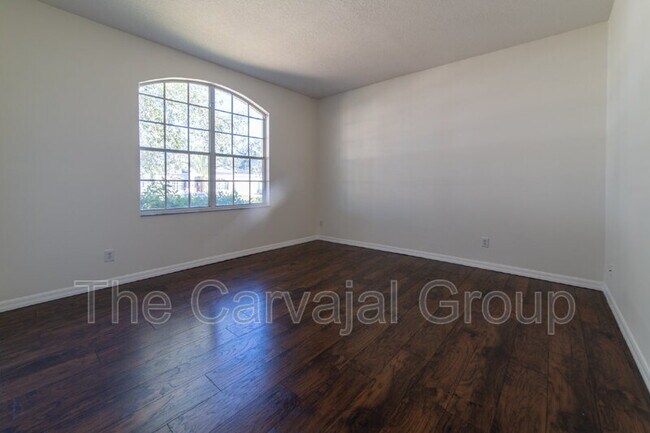 Building Photo - 423 Heather Hills Dr