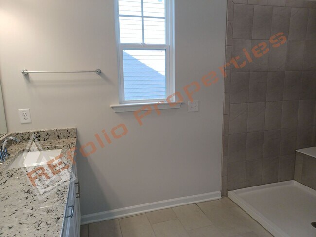 Building Photo - Gorgeous 4 Bedroom House with 1st Floor Pr...