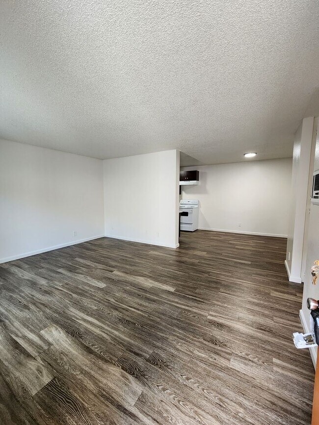 Building Photo - 3 bed, 2 bath