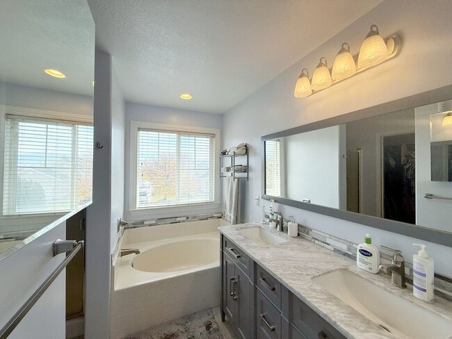 Building Photo - Beautiful 5-Bedroom Home in Saratoga Springs, UT