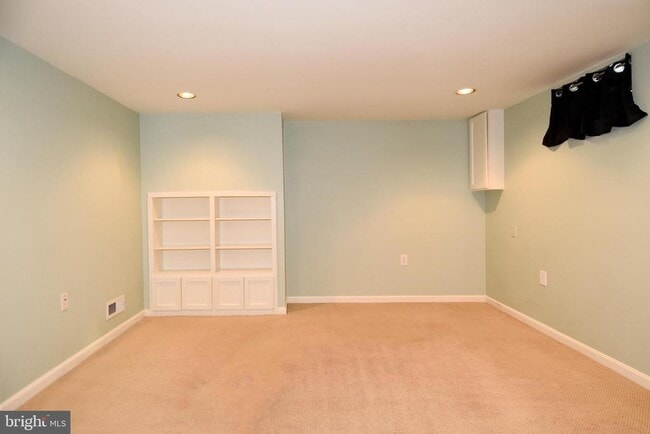 Building Photo - 1531 Patrick Henry Dr