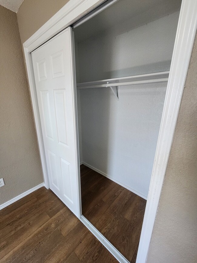 Building Photo - 3 bed 1 bath home with large backyard!