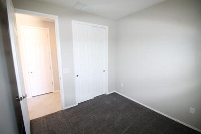 Building Photo - Desirable La Estancia Neighboorhood