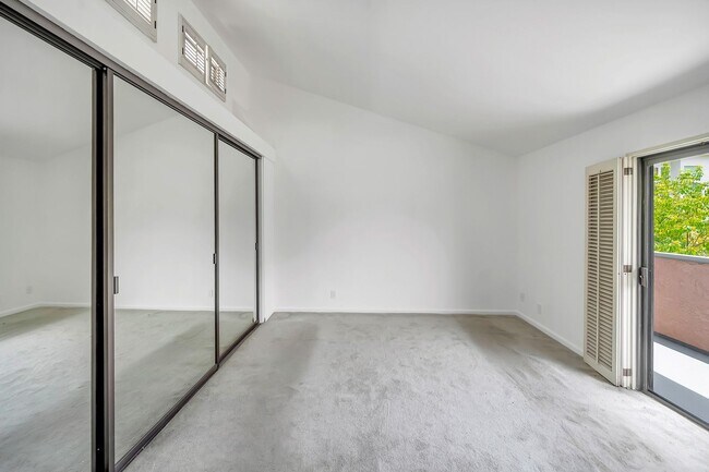 Building Photo - 4424 Coldwater Canyon Ave