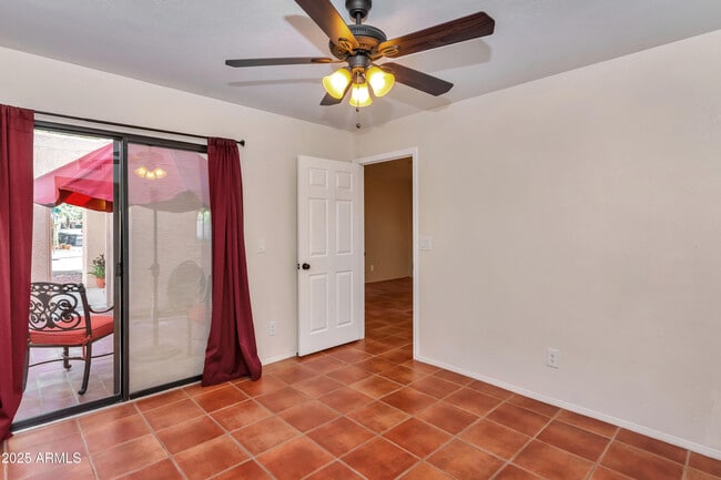 Building Photo - 33 E Beck Ln