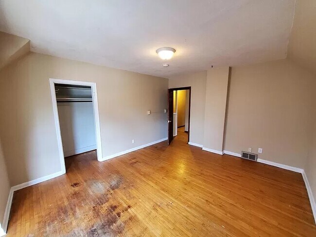 Building Photo - 576 Bay St