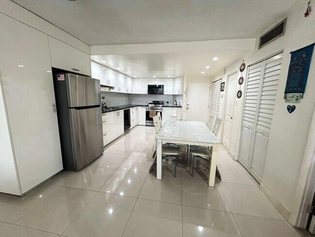 Building Photo - 1351 NE Miami Gardens Dr