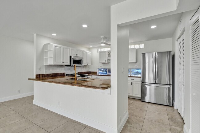 Building Photo - 1717 N Riverside Dr