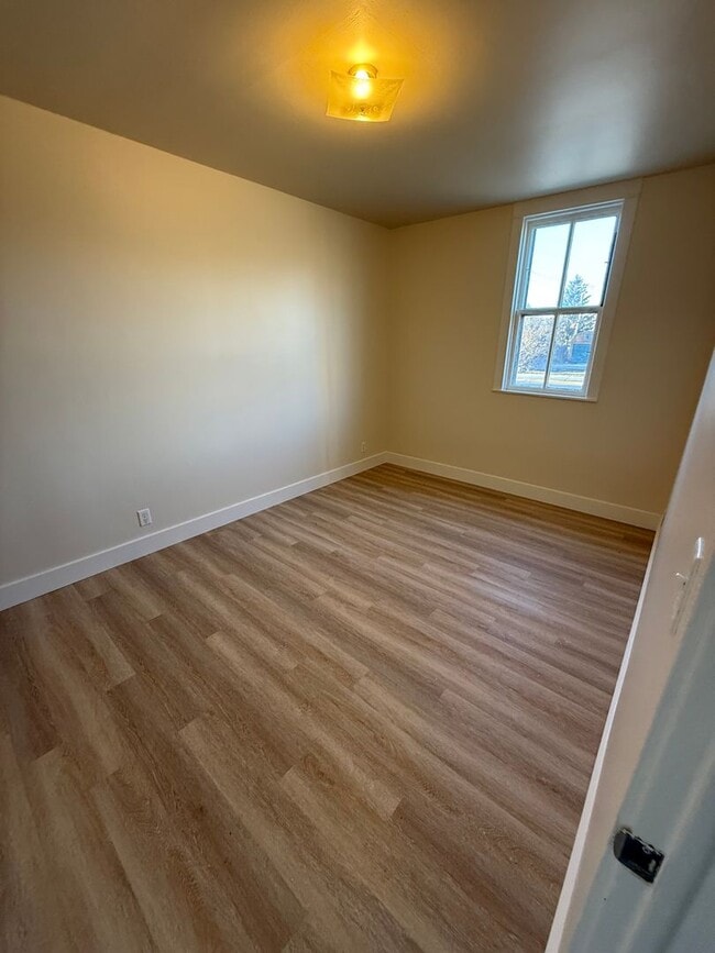 Building Photo - 316 E Peach St