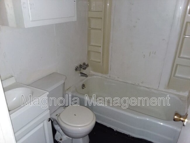 Building Photo - 922 E Andrews Ave