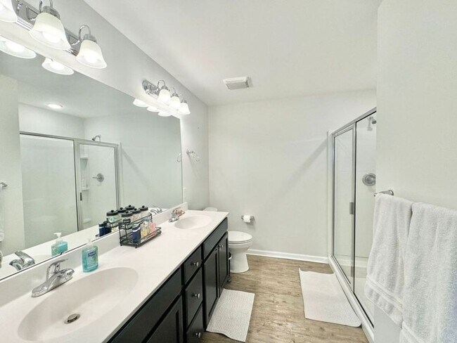 Building Photo - 1/2 off 1st and 2nd month rent - Pristine ...