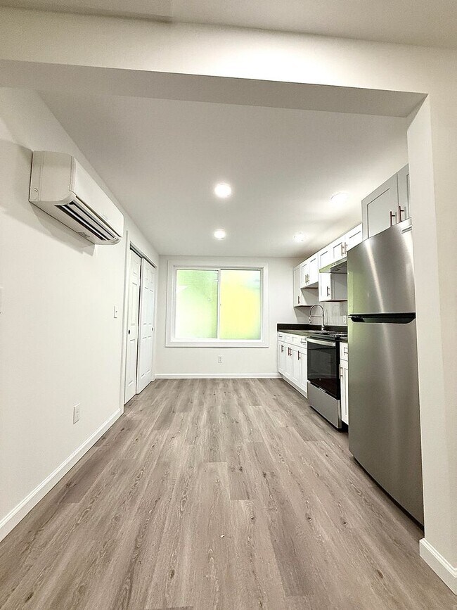 Building Photo - Bright, Modern & Fully Renovated 1-Bedroom...
