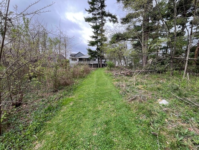Building Photo - **RIVERFRONT 4-BEDROOM/2-BATH WITH 4-CAR GARAGE, FULL BASEMENT!!**