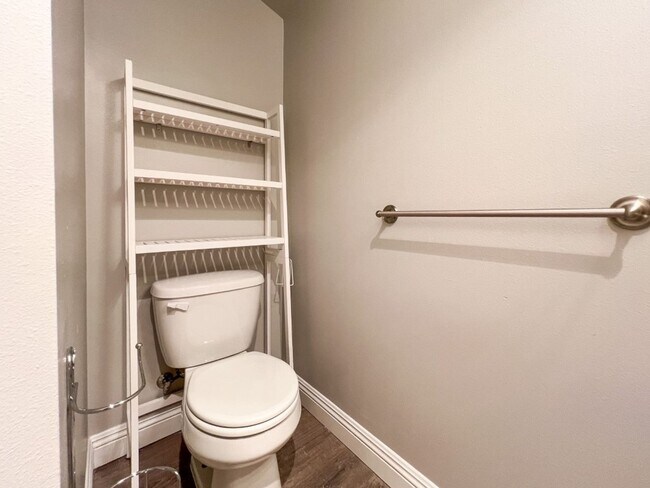 Building Photo - 2Bd/3Ba Seattle Townhouse