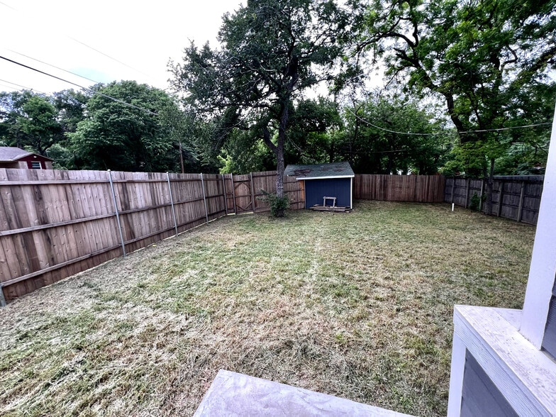 Building Photo - Room in House on W Brooklyn Ave