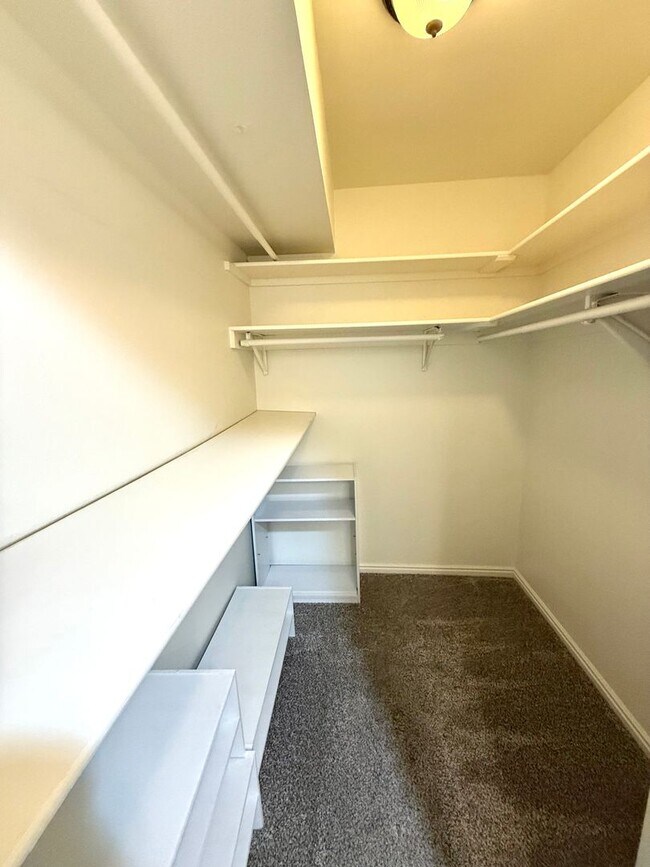 Building Photo - Upgraded townhome by Southgate Golf Course - Small dogs allowed