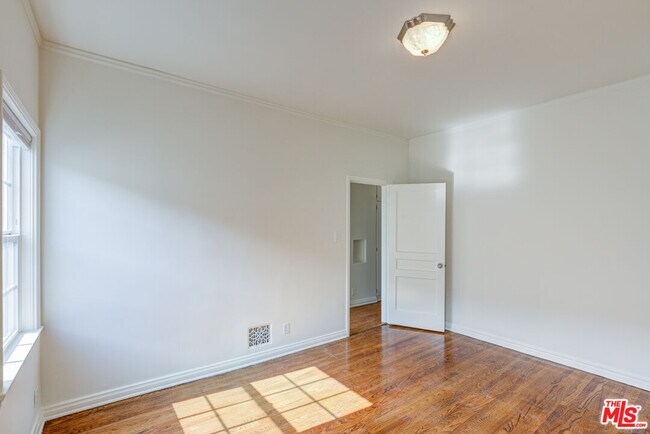 Building Photo - 127 N Harper Ave
