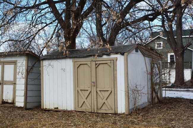 Building Photo - 320 4th St W