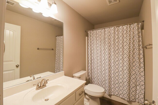 Building Photo - 3 Bed | 2 Bath in Broken Arrow!