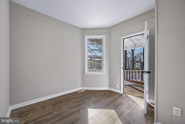 Building Photo - 1402 W 3rd St