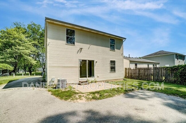 Building Photo - 3733 Willow Run Dr