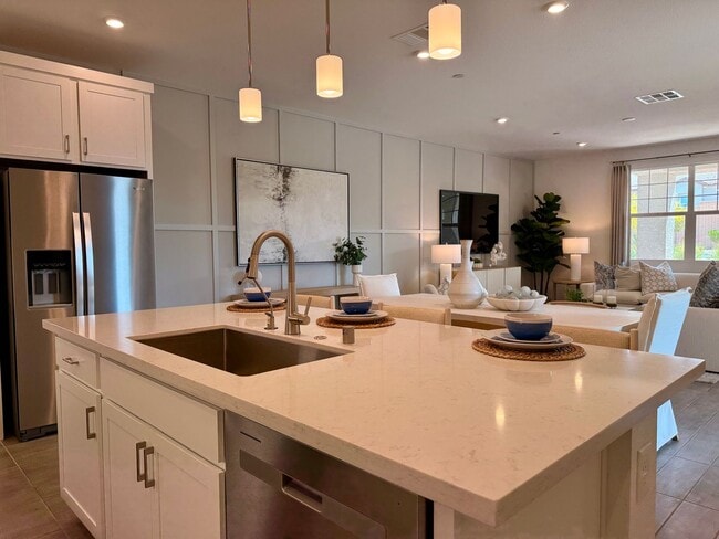 Building Photo - FULLY FURNISHED 3 BED 2.5 BATH 2 CAR GARAG...