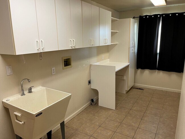 Building Photo - Newly Painted 3 Bedroom, 2 Bathroom Home