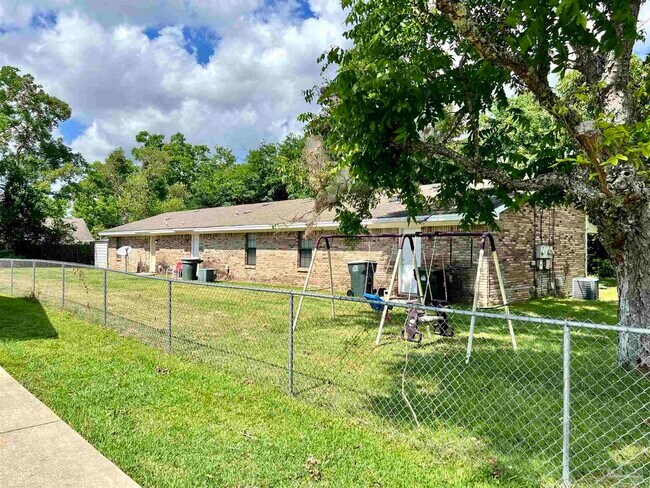 Building Photo - 2114 Hollyhill Rd