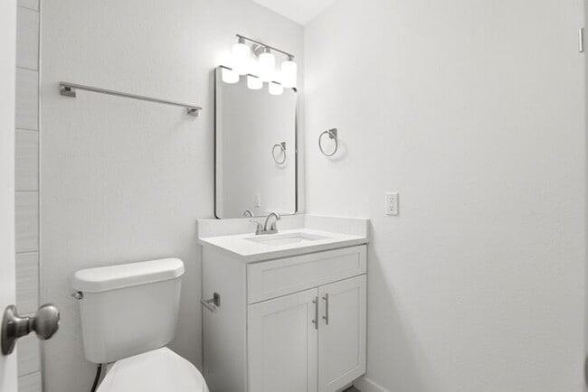 Building Photo - Stunning Remodeled 3BR Duplex in Oviedo with Modern Upgrades
