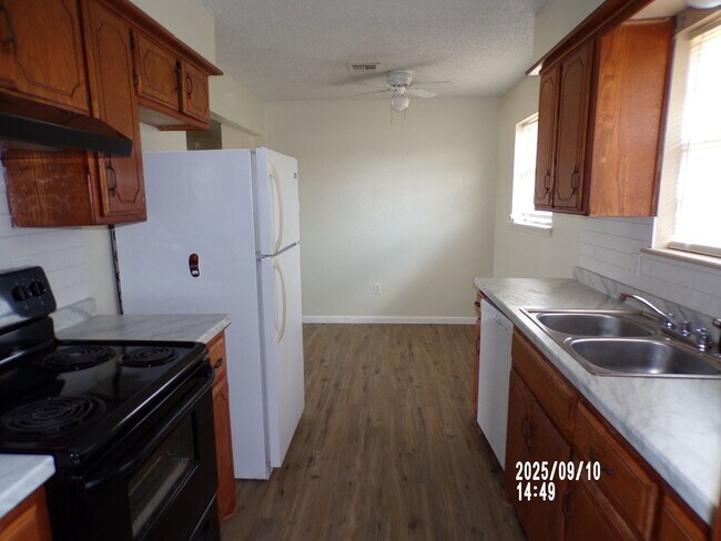Building Photo - Great home close to Voch-tech, southwester...