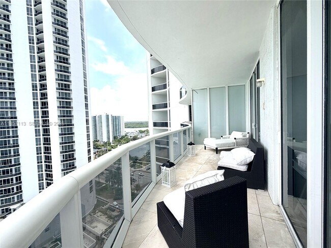 Building Photo - 16001 Collins Ave