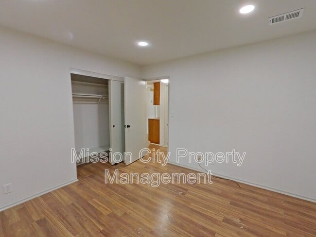 Building Photo - 916 San Andres St