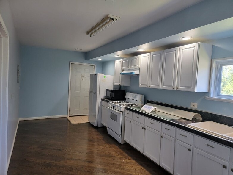 Building Photo - 14802 Cooper Ave