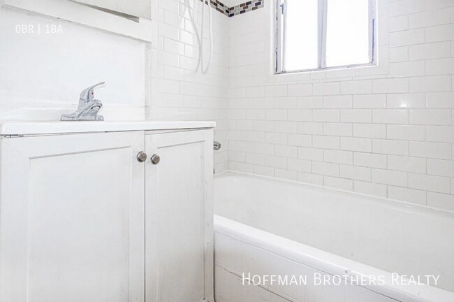 Building Photo - 1405 S Berendo St