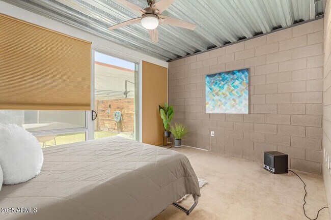 Building Photo - 727 E Portland St