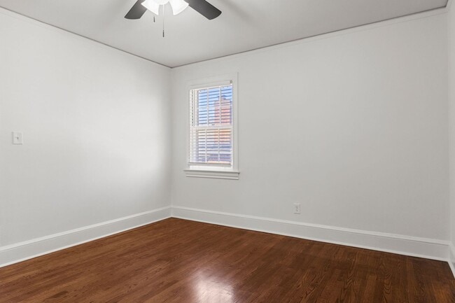 Building Photo - 202 Robinson St