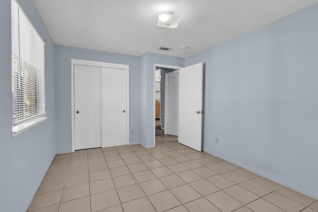 Building Photo - 5 Bedrooms near Nugget Market!