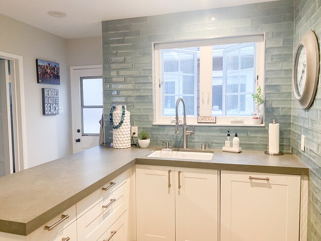 Building Photo - 316 Apolena Ave