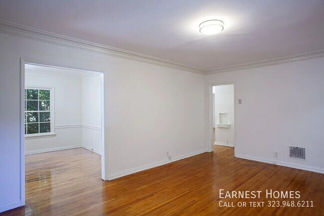 Building Photo - 127 N Doheny Dr