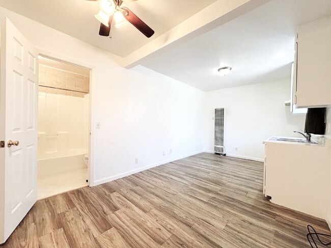 Building Photo - 950 Clela Ave