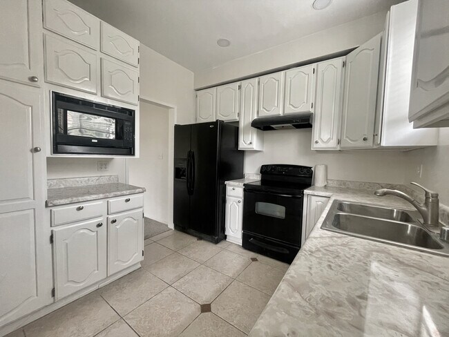 Building Photo - 6174 Buckingham Pky