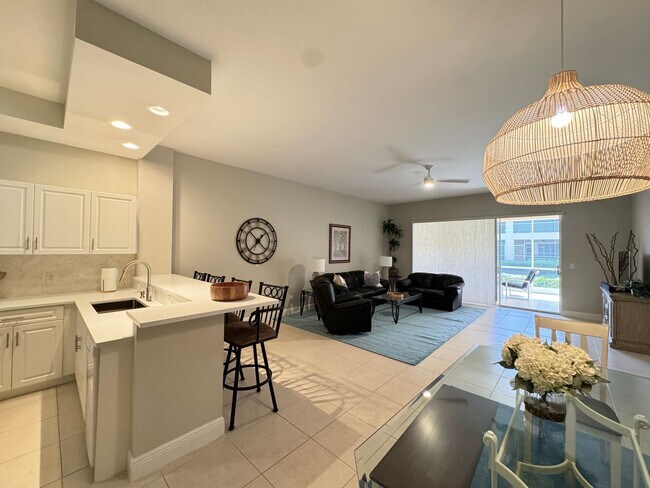 Building Photo - Newly Renovated & Available Now - Furnishe...
