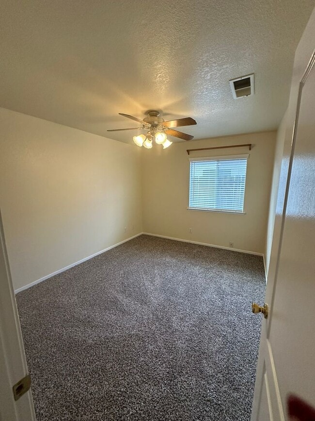 Building Photo - 3/2 Granville in NW Fresno. 3 car garage a...