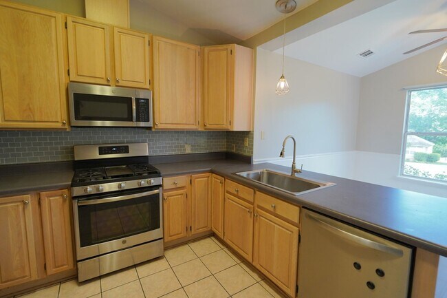 Building Photo - 3 Bed / 2 Bath with Large Yard/Garage in Bucklake area!