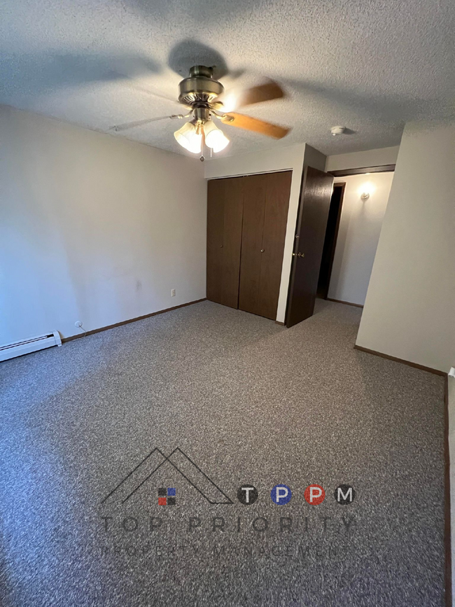 Building Photo - 1 Bedroom | 1 Bathroom Unit in Charles Cit...