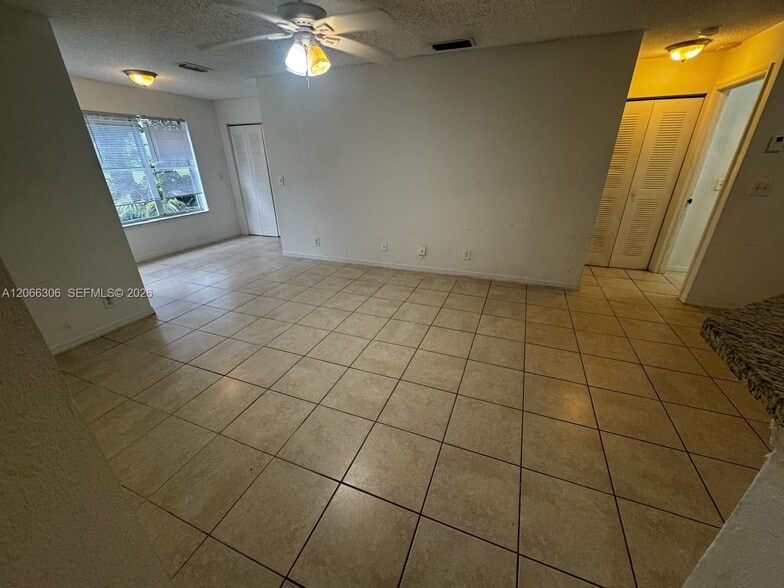 Building Photo - 3370 Pinewalk Dr N