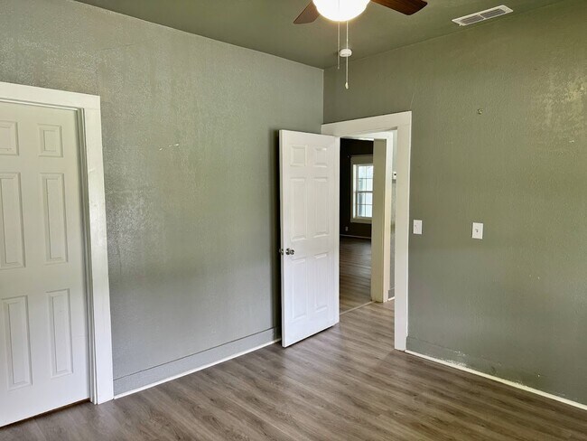 Building Photo - 2121 Ave I